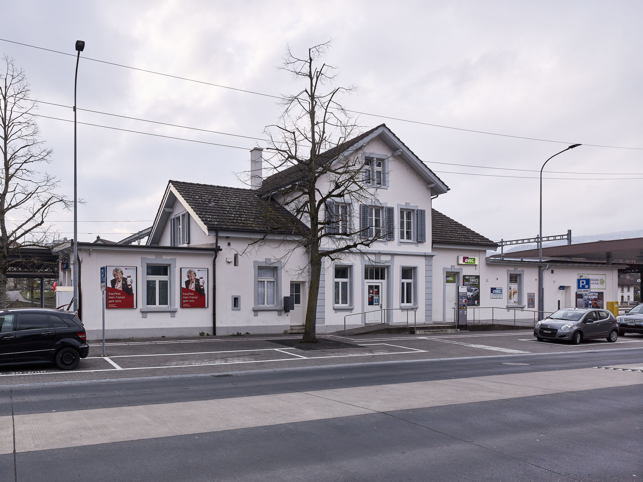 Bahnhof. Empfangsgebäude